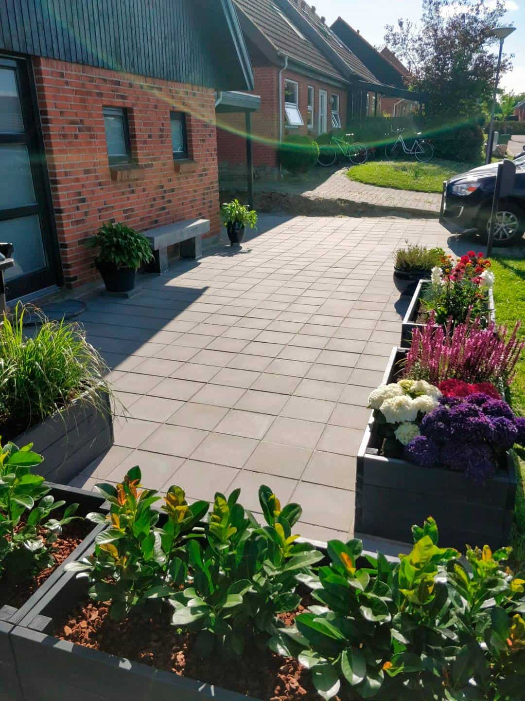 Fliser og blomsterbed af anlægsgartner i Odder